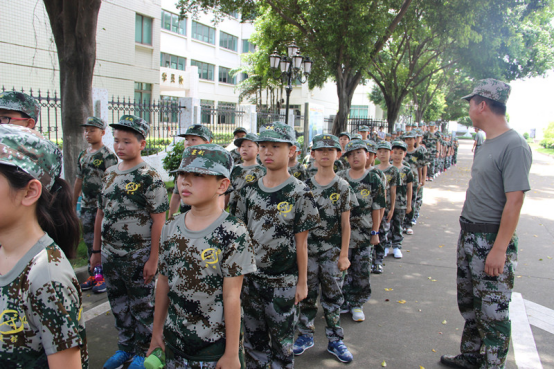 廣州亮劍軍事夏令營:經過一番磨礪才能獲得成功